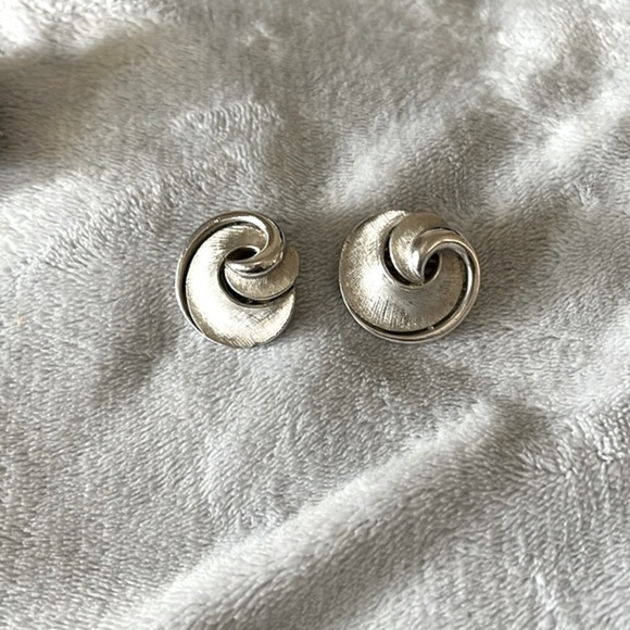 Crown Trifari Estate Silver Matte Silver Plated Clip On Earrings signed - Picture 9 of 10